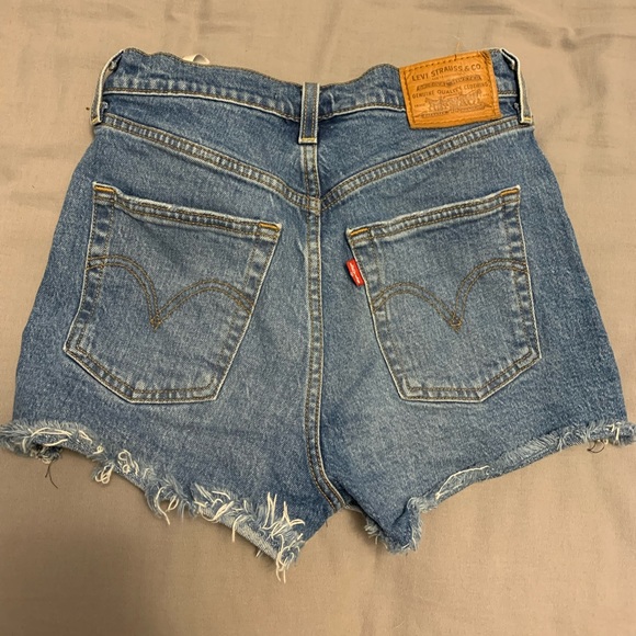Levi’s Ribcage Shorts - Picture 3 of 4